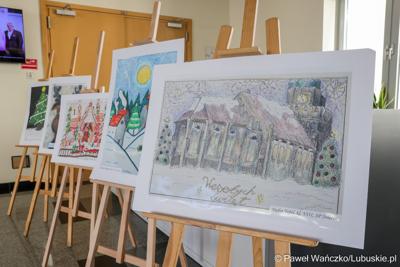 Wystawa nagrodzonych kartek świątecznych w holu przed Salą Kolumnową w Urzędzie Marszałkowskim Województwa Lubuskiego w Zielonej Górze