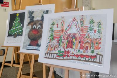 Wystawa nagrodzonych kartek świątecznych w holu przed Salą Kolumnową w Urzędzie Marszałkowskim Województwa Lubuskiego w Zielonej Górze