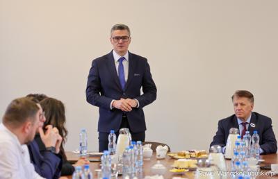 Marszałek województwa lubuskiego Sebastian Ciemnoczołowski podczas spotkania z samorządowcami z powiatu słubickiego