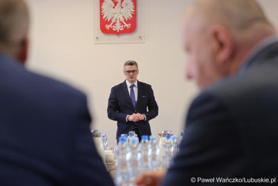 Marszałek województwa lubuskiego Sebastian Ciemnoczołowski podczas spotkania z samorządowcami z powiatu słubickiego