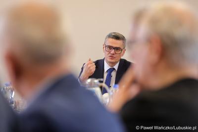Marszałek województwa lubuskiego Sebastian Ciemnoczołowski podczas spotkania z samorządowcami z powiatu słubickiego