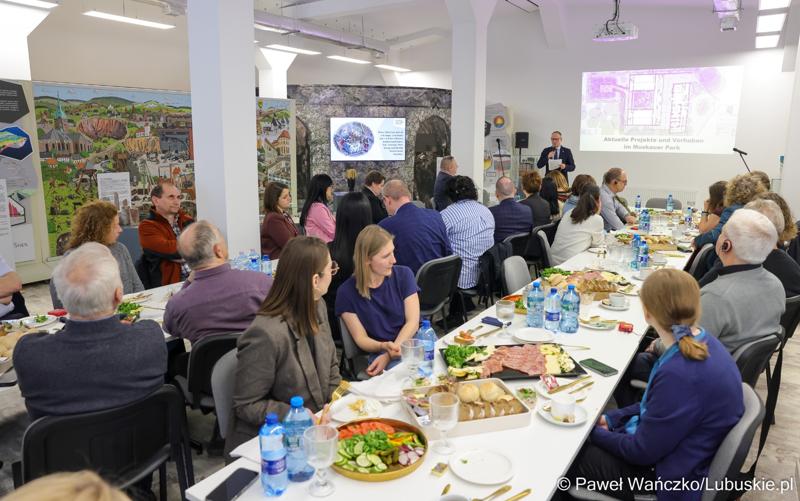 Uczestnicy spotkania dot. promocji Polsko-Niemieckiego Światowego Geoparku UNESCO „Łuk Mużakowa” i Parku Mużakowskiego, zorganizowanego w Centrum Kulturalno-Edukacyjnym Geoparku w Łęknicy

