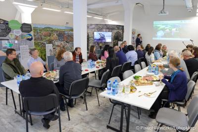 Uczestnicy spotkania dot. promocji Polsko-Niemieckiego Światowego Geoparku UNESCO „Łuk Mużakowa” i Parku Mużakowskiego, zorganizowanego w Centrum Kulturalno-Edukacyjnym Geoparku w Łęknicy

