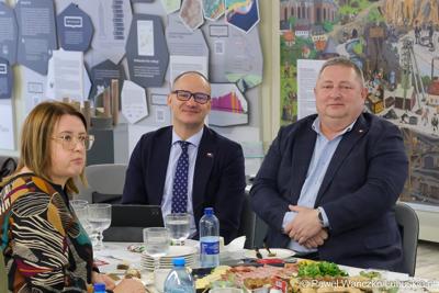 Uczestnicy spotkania dot. promocji Polsko-Niemieckiego Światowego Geoparku UNESCO „Łuk Mużakowa” i Parku Mużakowskiego, zorganizowanego w Centrum Kulturalno-Edukacyjnym Geoparku w Łęknicy

