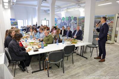 Uczestnicy spotkania dot. promocji Polsko-Niemieckiego Światowego Geoparku UNESCO „Łuk Mużakowa” i Parku Mużakowskiego, zorganizowanego w Centrum Kulturalno-Edukacyjnym Geoparku w Łęknicy

