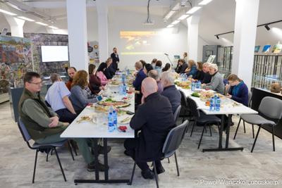 Uczestnicy spotkania dot. promocji Polsko-Niemieckiego Światowego Geoparku UNESCO „Łuk Mużakowa” i Parku Mużakowskiego, zorganizowanego w Centrum Kulturalno-Edukacyjnym Geoparku w Łęknicy

