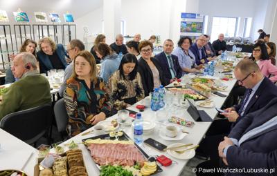 Uczestnicy spotkania dot. promocji Polsko-Niemieckiego Światowego Geoparku UNESCO „Łuk Mużakowa” i Parku Mużakowskiego, zorganizowanego w Centrum Kulturalno-Edukacyjnym Geoparku w Łęknicy

