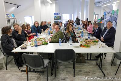 Uczestnicy spotkania dot. promocji Polsko-Niemieckiego Światowego Geoparku UNESCO „Łuk Mużakowa” i Parku Mużakowskiego, zorganizowanego w Centrum Kulturalno-Edukacyjnym Geoparku w Łęknicy

