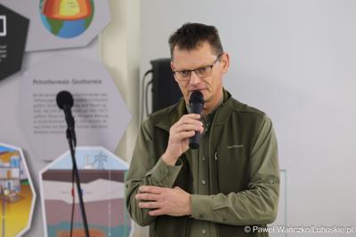 Uczestnik spotkania dot. promocji Polsko-Niemieckiego Światowego Geoparku UNESCO „Łuk Mużakowa” i Parku Mużakowskiego, zorganizowanego w Centrum Kulturalno-Edukacyjnym Geoparku w Łęknicy

