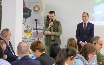 Uczestnicy spotkania dot. promocji Polsko-Niemieckiego Światowego Geoparku UNESCO „Łuk Mużakowa” i Parku Mużakowskiego, zorganizowanego w Centrum Kulturalno-Edukacyjnym Geoparku w Łęknicy

