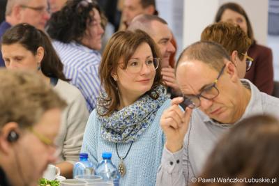 Uczestnicy spotkania dot. promocji Polsko-Niemieckiego Światowego Geoparku UNESCO „Łuk Mużakowa” i Parku Mużakowskiego, zorganizowanego w Centrum Kulturalno-Edukacyjnym Geoparku w Łęknicy

