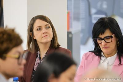 Uczestnicy spotkania dot. promocji Polsko-Niemieckiego Światowego Geoparku UNESCO „Łuk Mużakowa” i Parku Mużakowskiego, zorganizowanego w Centrum Kulturalno-Edukacyjnym Geoparku w Łęknicy

