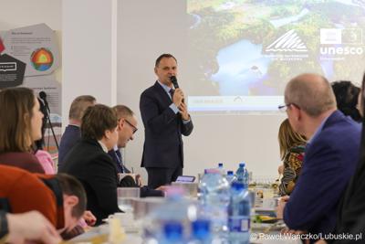 Uczestnicy spotkania dot. promocji Polsko-Niemieckiego Światowego Geoparku UNESCO „Łuk Mużakowa” i Parku Mużakowskiego, zorganizowanego w Centrum Kulturalno-Edukacyjnym Geoparku w Łęknicy

