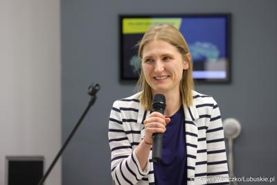 Uczestniczka spotkania dot. promocji Polsko-Niemieckiego Światowego Geoparku UNESCO „Łuk Mużakowa” i Parku Mużakowskiego, zorganizowanego w Centrum Kulturalno-Edukacyjnym Geoparku w Łęknicy

