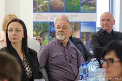 Uczestnicy spotkania dot. promocji Polsko-Niemieckiego Światowego Geoparku UNESCO „Łuk Mużakowa” i Parku Mużakowskiego, zorganizowanego w Centrum Kulturalno-Edukacyjnym Geoparku w Łęknicy

