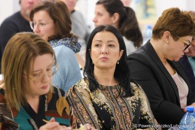 Uczestnicy spotkania dot. promocji Polsko-Niemieckiego Światowego Geoparku UNESCO „Łuk Mużakowa” i Parku Mużakowskiego, zorganizowanego w Centrum Kulturalno-Edukacyjnym Geoparku w Łęknicy

