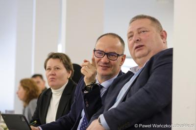 Uczestnicy spotkania dot. promocji Polsko-Niemieckiego Światowego Geoparku UNESCO „Łuk Mużakowa” i Parku Mużakowskiego, zorganizowanego w Centrum Kulturalno-Edukacyjnym Geoparku w Łęknicy

