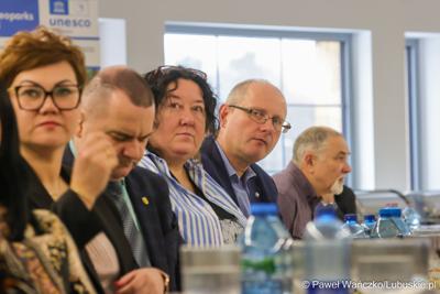 Uczestnicy spotkania dot. promocji Polsko-Niemieckiego Światowego Geoparku UNESCO „Łuk Mużakowa” i Parku Mużakowskiego, zorganizowanego w Centrum Kulturalno-Edukacyjnym Geoparku w Łęknicy

