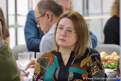 Uczestnicy spotkania dot. promocji Polsko-Niemieckiego Światowego Geoparku UNESCO „Łuk Mużakowa” i Parku Mużakowskiego, zorganizowanego w Centrum Kulturalno-Edukacyjnym Geoparku w Łęknicy

