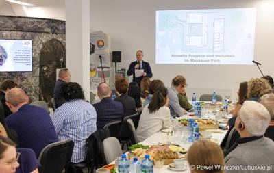 Uczestnicy spotkania dot. promocji Polsko-Niemieckiego Światowego Geoparku UNESCO „Łuk Mużakowa” i Parku Mużakowskiego, zorganizowanego w Centrum Kulturalno-Edukacyjnym Geoparku w Łęknicy

