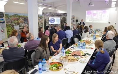 Uczestnicy spotkania dot. promocji Polsko-Niemieckiego Światowego Geoparku UNESCO „Łuk Mużakowa” i Parku Mużakowskiego, zorganizowanego w Centrum Kulturalno-Edukacyjnym Geoparku w Łęknicy

