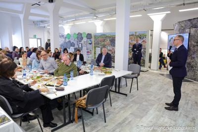 Uczestnicy spotkania dot. promocji Polsko-Niemieckiego Światowego Geoparku UNESCO „Łuk Mużakowa” i Parku Mużakowskiego, zorganizowanego w Centrum Kulturalno-Edukacyjnym Geoparku w Łęknicy


