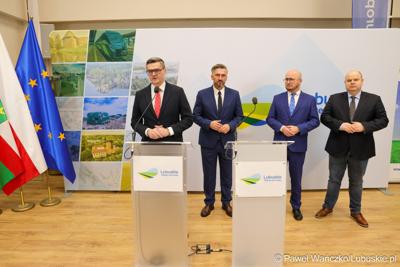 Marszałek Województwa Lubuskiego Sebastian Ciemnoczołowski przemawia podczas konferencji prasowej podczas której przedstawiony został prezes spółki Lubuski Transport Publiczny