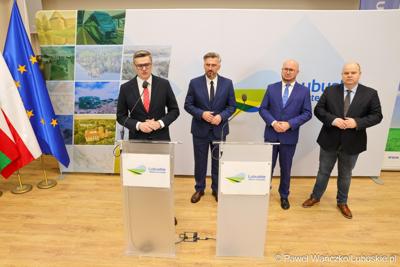 Marszałek Województwa Lubuskiego Sebastian Ciemnoczołowski przemawia podczas konferencji prasowej podczas której przedstawiony został prezes spółki Lubuski Transport Publiczny