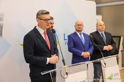 Marszałek Województwa Lubuskiego Sebastian Ciemnoczołowski przemawia podczas konferencji prasowej podczas której przedstawiony został prezes spółki Lubuski Transport Publiczny
