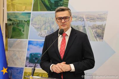 Marszałek Województwa Lubuskiego Sebastian Ciemnoczołowski przemawia podczas konferencji prasowej podczas której przedstawiony został prezes spółki Lubuski Transport Publiczny