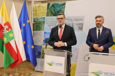Marszałek Województwa Lubuskiego Sebastian Ciemnoczołowski przemawia podczas konferencji prasowej podczas której przedstawiony został prezes spółki Lubuski Transport Publiczny