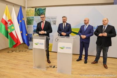 Marszałek Województwa Lubuskiego Sebastian Ciemnoczołowski (z lewej) przemawia podczas konferencji prasowej podczas której przedstawiony został prezes spółki Lubuski Transport Publiczny
