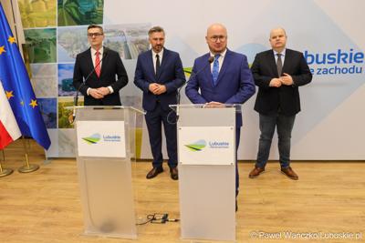 Prezes spółki Lubuski Transport Publiczny Krzysztof Pawlak przemawia podczas konferencji prasowej podczas której przedstawiony został prezes spółki Lubuski Transport Publiczny