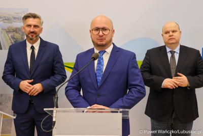 Prezes spółki Lubuski Transport Publiczny Krzysztof Pawlak przemawia podczas konferencji prasowej podczas której przedstawiony został prezes spółki Lubuski Transport Publiczny
