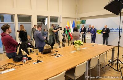 Uczestnicy konferencji prasowej podczas której przedstawiony został prezes spółki Lubuski Transport Publiczny
