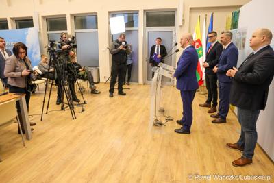 Uczestnicy konferencji prasowej podczas której przedstawiony został prezes spółki Lubuski Transport Publiczny