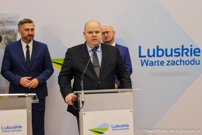 Dyrektor Departamentu Infrastuktury Transportowej Urzędu Marszałkowskiego Arkadiusz Mieczyński przemawia podczas konferencji prasowej podczas której przedstawiony został prezes spółki Lubuski Transport Publiczny