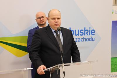 Dyrektor Departamentu Infrastuktury Transportowej Urzędu Marszałkowskiego Arkadiusz Mieczyński przemawia podczas konferencji prasowej podczas której przedstawiony został prezes spółki Lubuski Transport Publiczny