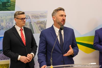 Poseł na Sejm RP Waldemar Sługocki przemawia podczas konferencji prasowej podczas której przedstawiony został prezes spółki Lubuski Transport Publiczny