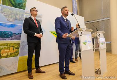 Poseł na Sejm RP Waldemar Sługocki przemawia podczas konferencji prasowej podczas której przedstawiony został prezes spółki Lubuski Transport Publiczny