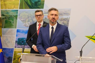 Poseł na Sejm RP Waldemar Sługocki przemawia podczas konferencji prasowej podczas której przedstawiony został prezes spółki Lubuski Transport Publiczny