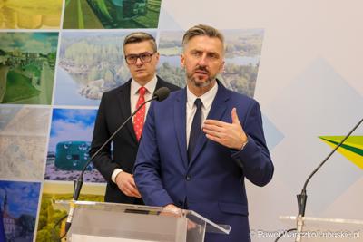 Poseł na Sejm RP Waldemar Sługocki przemawia podczas konferencji prasowej podczas której przedstawiony został prezes spółki Lubuski Transport Publiczny