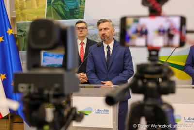 Poseł na Sejm RP Waldemar Sługocki przemawia podczas konferencji prasowej podczas której przedstawiony został prezes spółki Lubuski Transport Publiczny