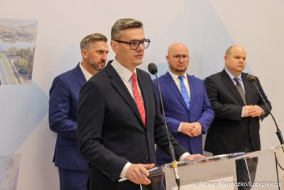 Marszałek Województwa Lubuskiego Sebastian Ciemnoczołowski przemawia podczas konferencji prasowej podczas której przedstawiony został prezes spółki Lubuski Transport Publiczny