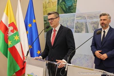Marszałek Województwa Lubuskiego Sebastian Ciemnoczołowski przemawia podczas konferencji prasowej podczas której przedstawiony został prezes spółki Lubuski Transport Publiczny
