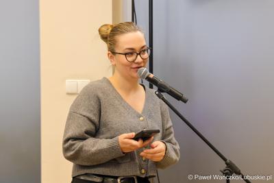 Dziennikarka TVP Gorzów zadaje pytania podczas konferencji prasowej podczas której przedstawiony został prezes spółki Lubuski Transport Publiczny