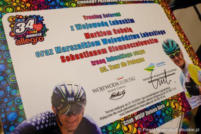 Marszałek województwa lubuskiego Sebastian Ciemnoczołowski i wojewoda lubuski Marek Cebula przekazali voucher na wspólny trening kolarski