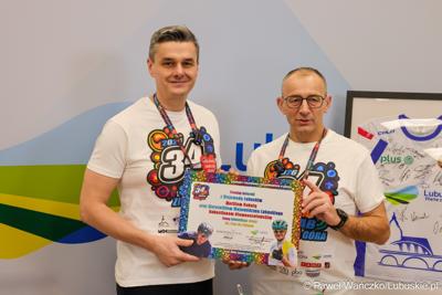 Marszałek województwa lubuskiego Sebastian Ciemnoczołowski i wojewoda lubuski Marek Cebula przekazali voucher na wspólny trening kolarski