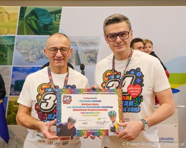 Marszałek województwa lubuskiego Sebastian Ciemnoczołowski i wojewoda lubuski Marek Cebula przekazali voucher na wspólny trening kolarski