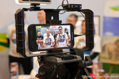 Marszałek województwa lubuskiego Sebastian Ciemnoczołowski i wojewoda lubuski Marek Cebula przekazali voucher na wspólny trening kolarski.